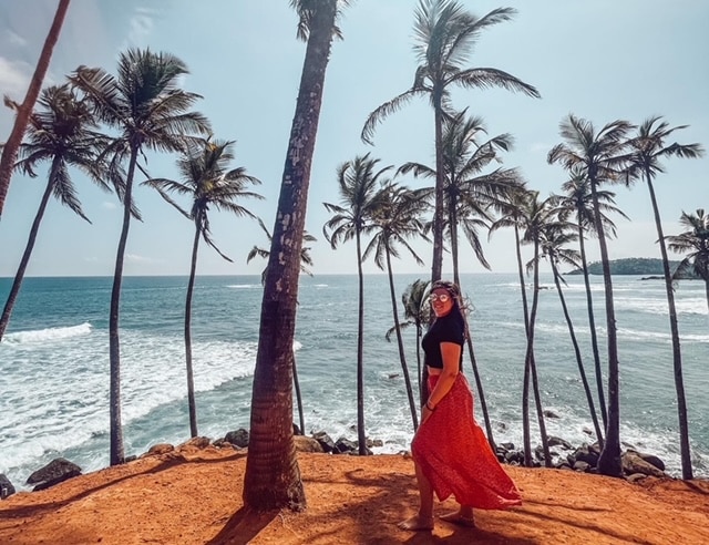 Tongs & Co, Pauline sur la plage de cocotiers