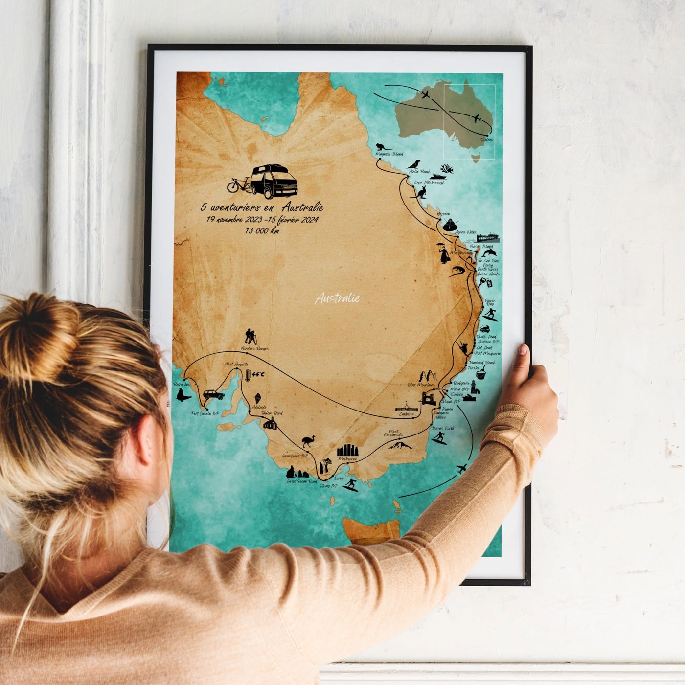 Une cliente accroche sa carte de voyage personnalisée de l'Australie